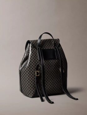 Mochila con logotipo en todo el diseño