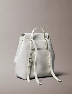 Mochila con logotipo en todo el diseño