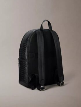 Mochila con logotipo en todo el diseño