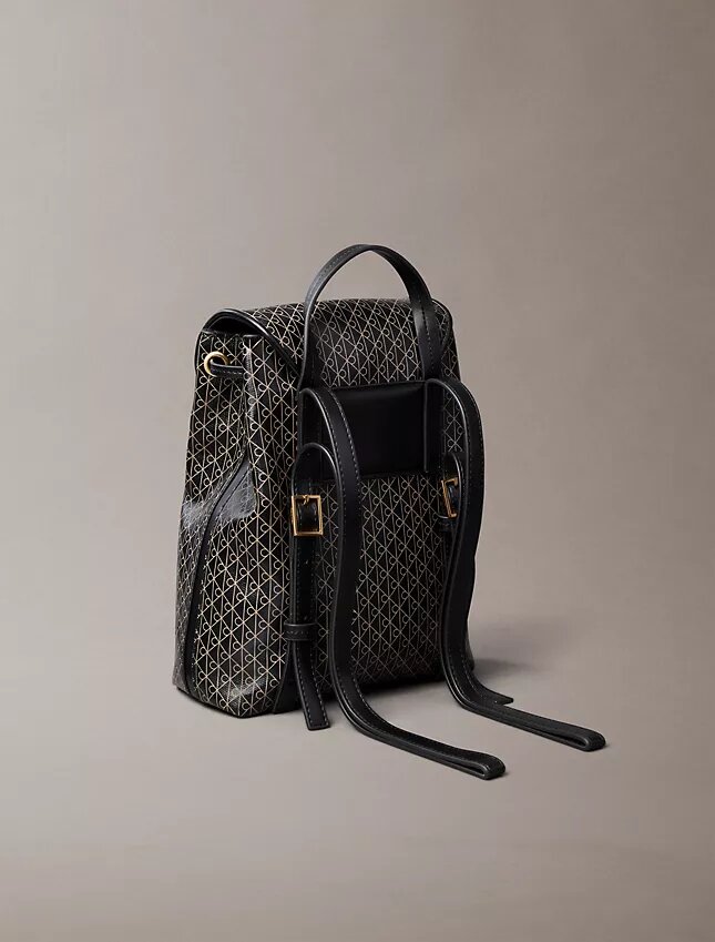 Mochila con logotipo en todo el diseño Mochila con logotipo en todo el diseño