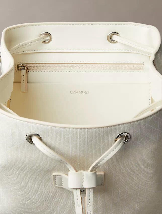 Mochila con logotipo en todo el diseño Mochila con logotipo en todo el diseño