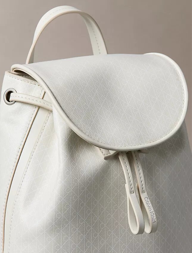 Mochila con logotipo en todo el diseño Mochila con logotipo en todo el diseño