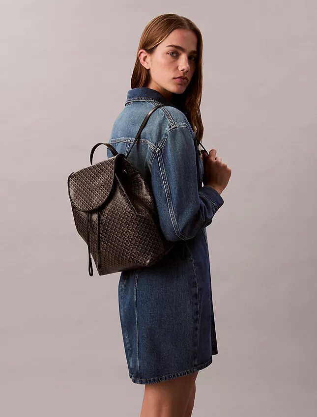 Mochila con logotipo en todo el diseño Mochila con logotipo en todo el diseño