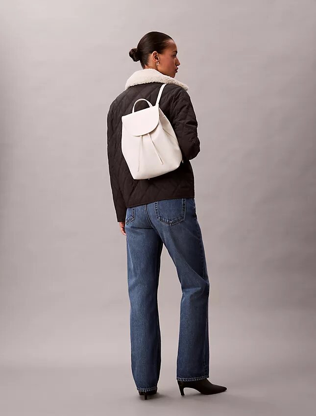Mochila con logotipo en todo el diseño Mochila con logotipo en todo el diseño