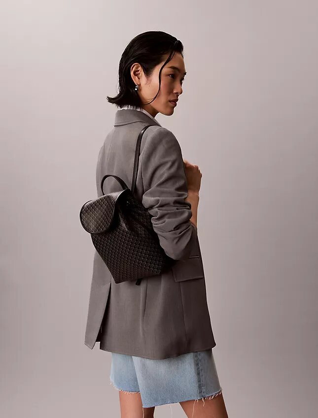 Mochila con logotipo en todo el diseño Mochila con logotipo en todo el diseño