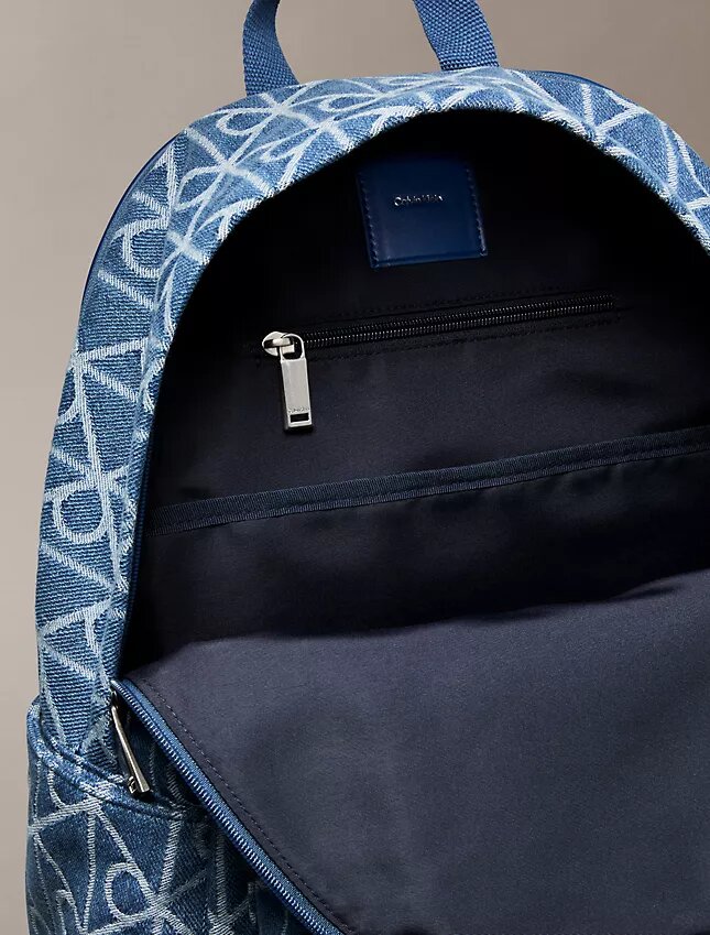 Mochila con logotipo y emblema integral en Denim Mochila con logotipo y emblema integral en Denim