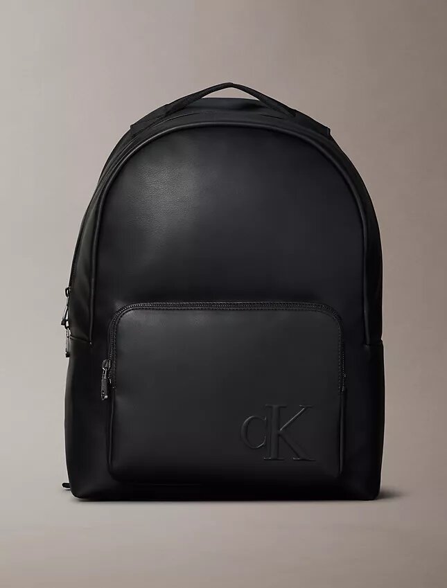 Mochila con Monogram en relieve Mochila con Monogram en relieve