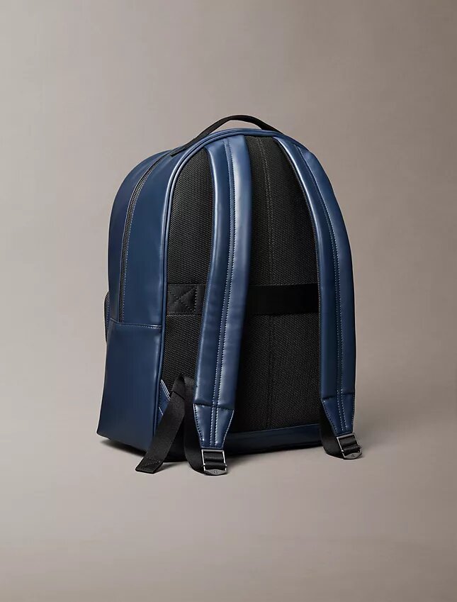 Mochila con Monogram en relieve Mochila con Monogram en relieve