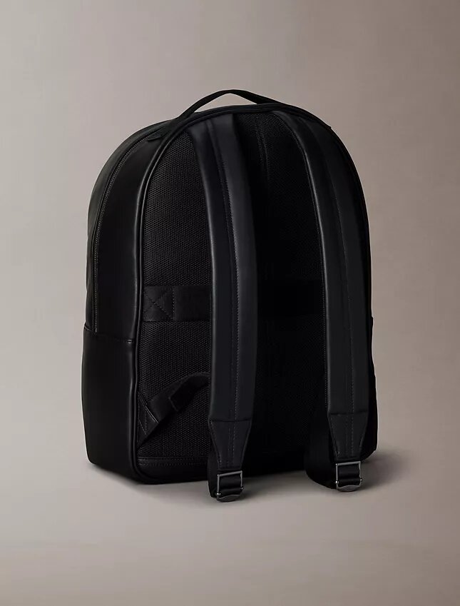 Mochila con Monogram en relieve Mochila con Monogram en relieve