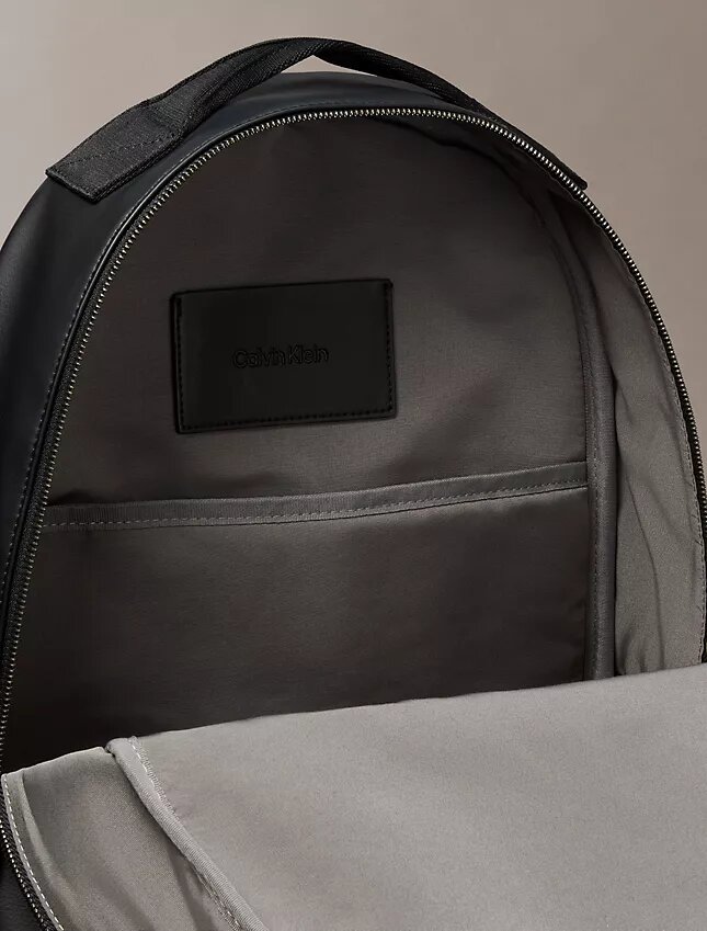 Mochila con Monogram en relieve Mochila con Monogram en relieve