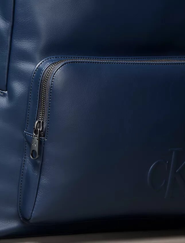 Mochila con Monogram en relieve Mochila con Monogram en relieve