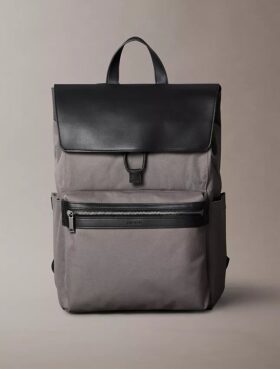 Mochila con solapa estructurada