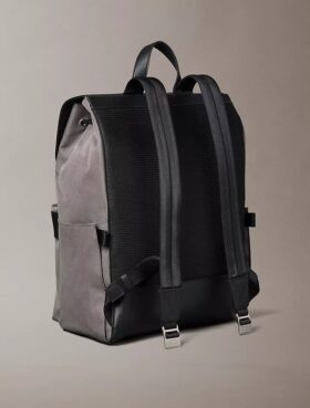 Mochila con solapa estructurada