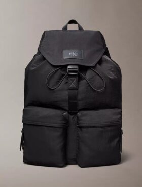 Mochila con solapa superior de nailon