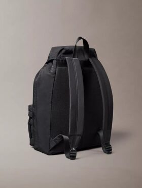Mochila con solapa superior de nailon