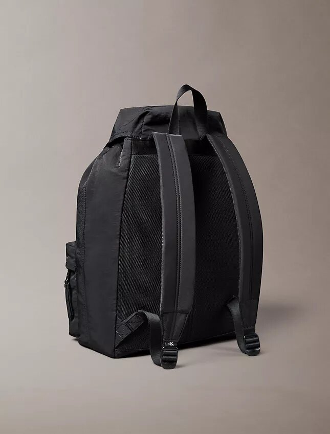 Mochila con solapa superior de nailon Mochila con solapa superior de nailon