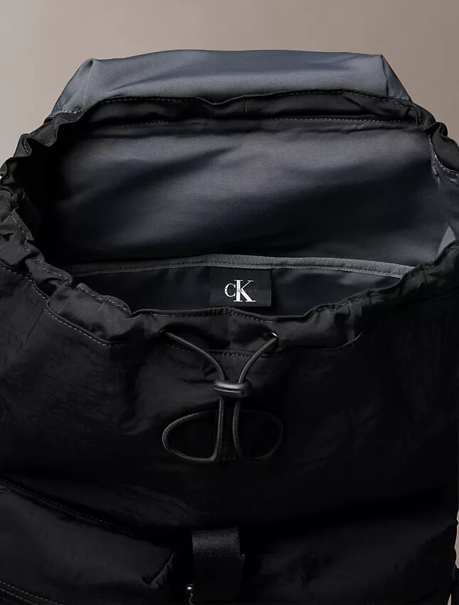 Mochila con solapa superior de nailon Mochila con solapa superior de nailon