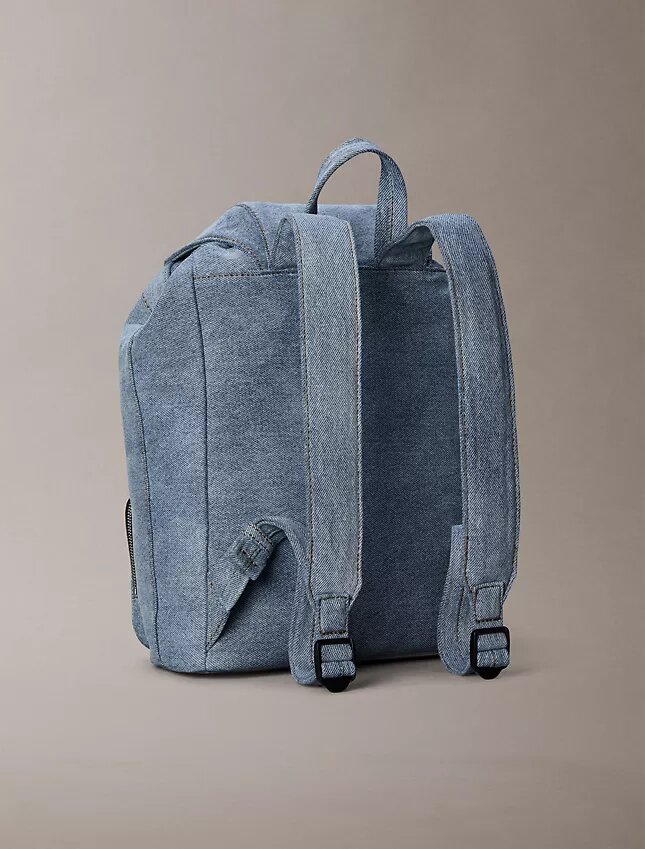 Mochila mini con solapa de Denim y logotipo Mochila mini con solapa de Denim y logotipo