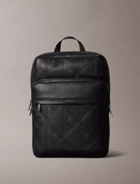Mochila redonda con el logotipo en relieve por toda la superficie