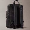 Mochila redonda con el logotipo en relieve por toda la superficie