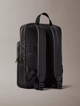 Mochila redonda con el logotipo en relieve por toda la superficie