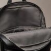 Mochila redonda con el logotipo en relieve por toda la superficie