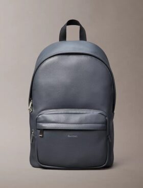 Mochila redonda con logotipo en relieve