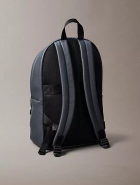 Mochila redonda con logotipo en relieve