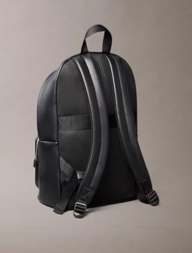 Mochila redonda con logotipo en relieve
