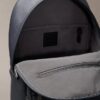 Mochila redonda con logotipo en relieve