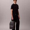 Mochila redonda con logotipo en relieve
