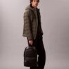 Mochila redonda con logotipo en relieve