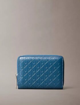 Monogram con cremallera y monograma en relieve por toda la superficie
