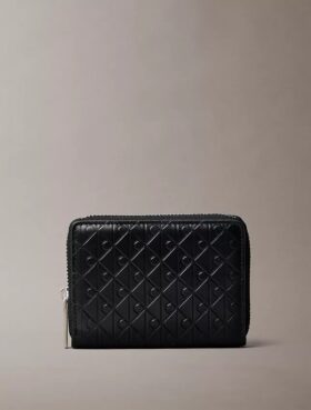 Monogram con cremallera y monograma en relieve por toda la superficie