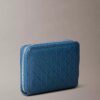 Monogram con cremallera y monograma en relieve por toda la superficie