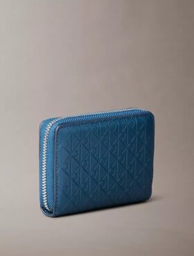 Monogram con cremallera y monograma en relieve por toda la superficie