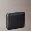 Monogram con cremallera y monograma en relieve por toda la superficie