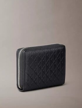 Monogram con cremallera y monograma en relieve por toda la superficie