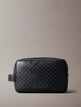 Neceser con cremallera y logotipo en todo el producto