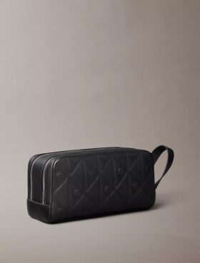 Neceser con logotipo en relieve