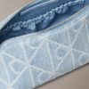 Neceser de Denim con el logotipo del emblema por toda la superficie Neceser de Denim con el logotipo del emblema por toda la superficie