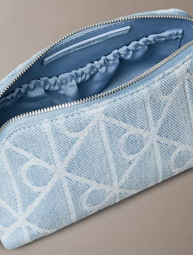 Neceser de Denim con el logotipo del emblema por toda la superficie Neceser de Denim con el logotipo del emblema por toda la superficie