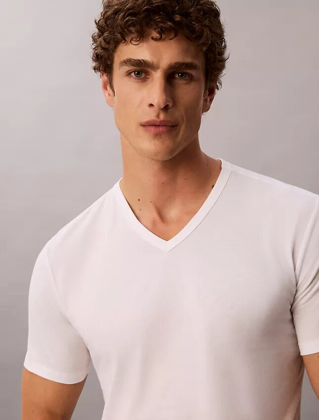 Pack de 3 camisetas de cuello en V de corte ajustado en mezcla Cotton Stretch Pack de 3 camisetas de cuello en V de corte ajustado en mezcla Cotton Stretch