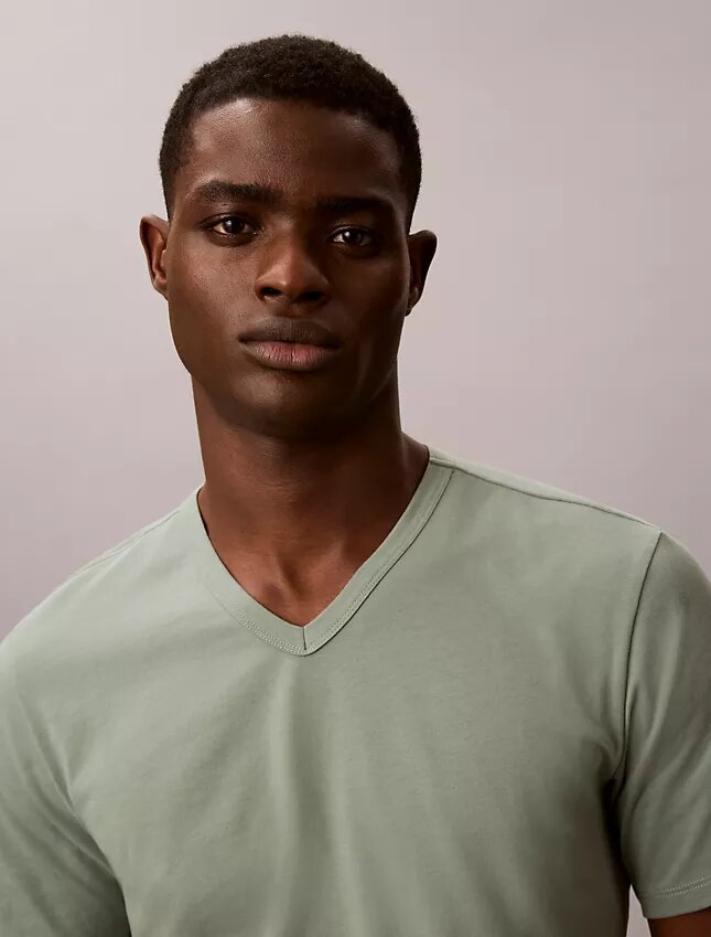 Pack de 3 camisetas de cuello en V de corte ajustado en mezcla Cotton Stretch Pack de 3 camisetas de cuello en V de corte ajustado en mezcla Cotton Stretch