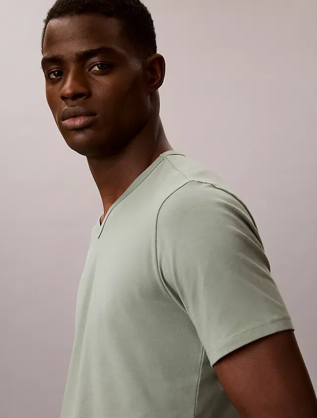 Pack de 3 camisetas de cuello en V de corte ajustado en mezcla Cotton Stretch Pack de 3 camisetas de cuello en V de corte ajustado en mezcla Cotton Stretch