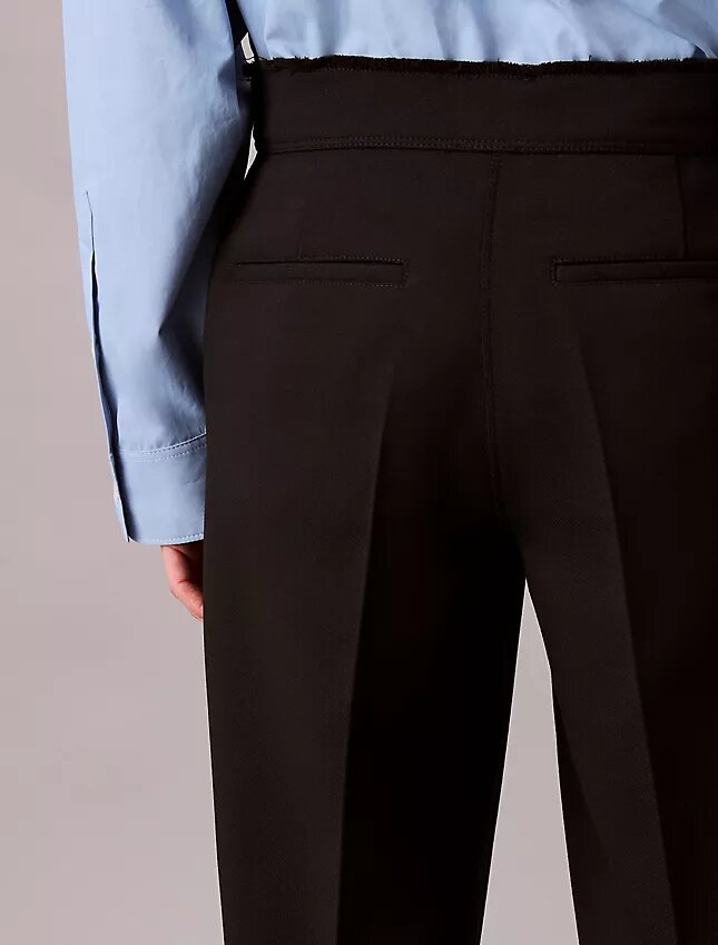 Pantalón con bordes sin rematar Pantalón con bordes sin rematar