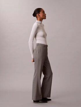Pantalones acampanados entallados