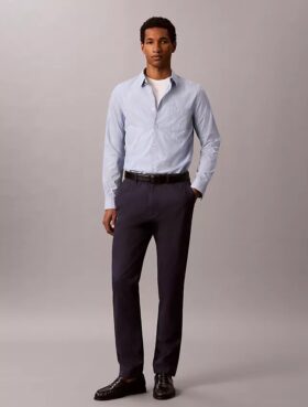 Pantalones chinos ajustados de satén de algodón