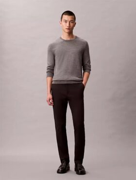Pantalones chinos ajustados de satén de algodón