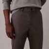 Pantalones chinos ajustados de satén de algodón